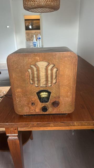 Vintage radio beschikbaar voor biedingen