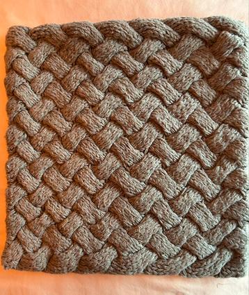 H&M Gebreide Kussenhoes 48x48 beschikbaar voor biedingen
