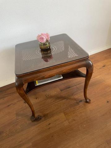 Elegante salon/bijzet tafel -hout rotan glas -vintage/antiek beschikbaar voor biedingen