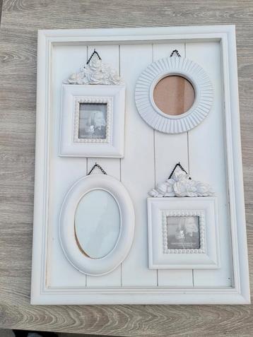 Witte fotolijst met 4 openingen beschikbaar voor biedingen