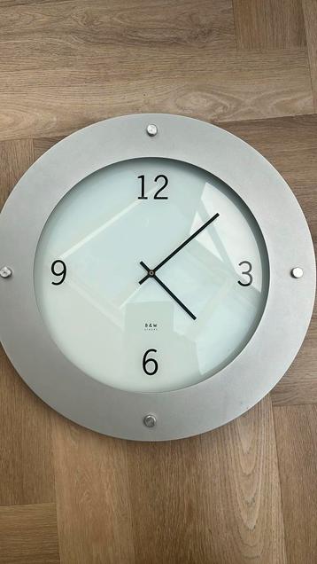 Grote wandklok van B&W diameter 50 cm beschikbaar voor biedingen