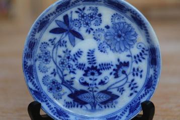 Antiek Japans sierbordje blauw/wit met pioen en kenmerk beschikbaar voor biedingen