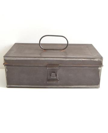 Antiek blikken trommel met sluiting in goede staat beschikbaar voor biedingen