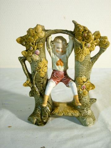 Antieke vaasjes in boomvorm met jongetje beschikbaar voor biedingen