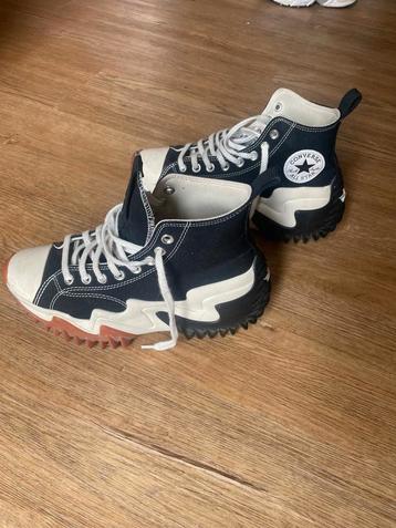 three sandals. 2 converss en een adidas(nog nieuwe) beschikbaar voor biedingen