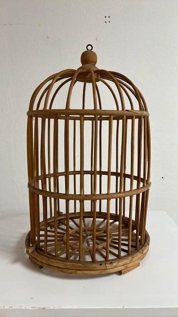 Vintage vogel kooitje van rotan beschikbaar voor biedingen