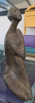 Vintage gestyleerd sculptuur van een zittende vrouw gesign., Antiek en Kunst, Ophalen of Verzenden