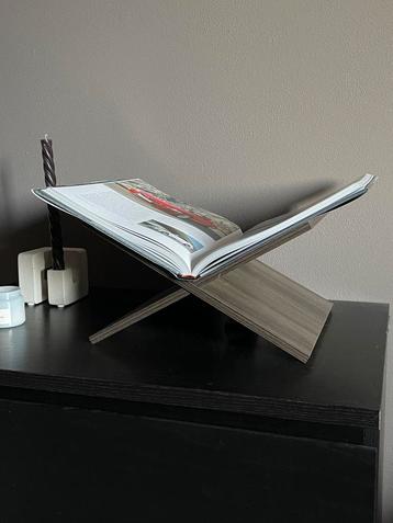 Boekenstandaard beschikbaar voor biedingen