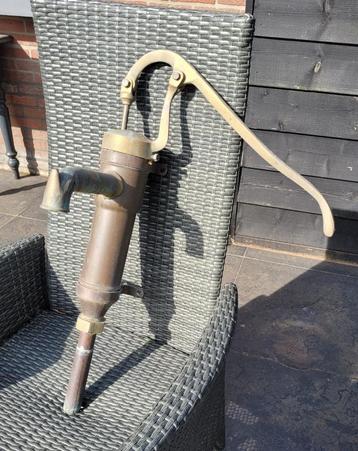 Koperen waterpomp beschikbaar voor biedingen