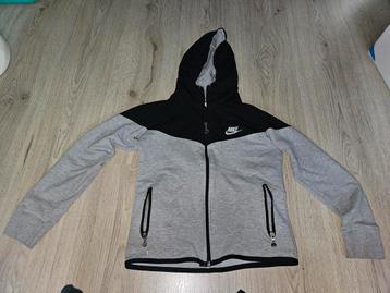 Nike Sportjas Maat 152 beschikbaar voor biedingen