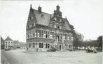 Klundert – Stadhuis (met VW kever)., Verzamelen, Ansichtkaarten | Nederland, Ophalen of Verzenden, 1960 tot 1980, Ongelopen, Noord-Brabant