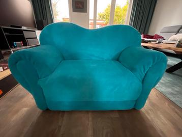 Leuke blauwe kinderstoel beschikbaar voor biedingen