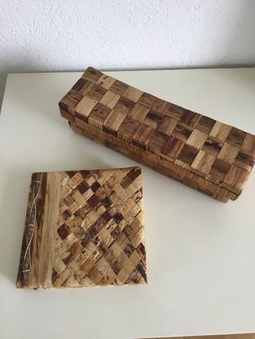 mand en fotoalbum gevlochten bananenblad, bamboe, boomschors beschikbaar voor biedingen