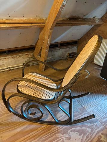 Vintage stijl Thonet Schommelstoel beschikbaar voor biedingen