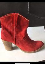 Korte, lage laarsjes van rood suède met reptielenprint Mt 39, Kleding | Dames, Schoenen, Ophalen of Verzenden, Zo goed als nieuw