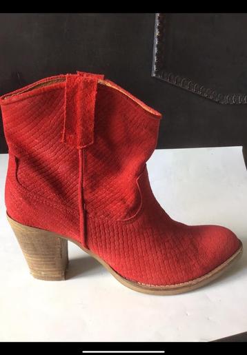 Korte, lage laarsjes van rood suède met reptielenprint Mt 39 beschikbaar voor biedingen