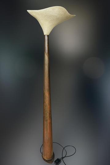 Zeldzame sculpturale vloerlamp in massief koper & fiberglas beschikbaar voor biedingen