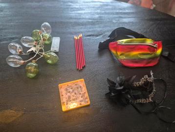 Lampjes, heuptasje, masker, Potloden en een spel beschikbaar voor biedingen