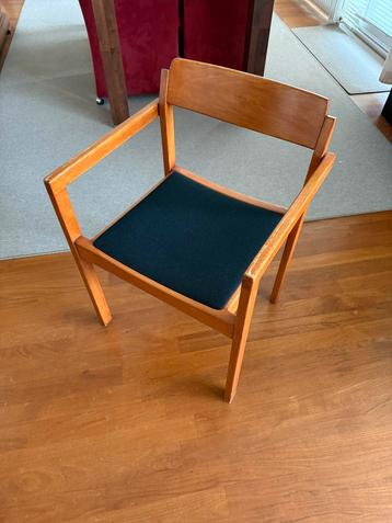 Houten stoel met zwarte zitting beschikbaar voor biedingen