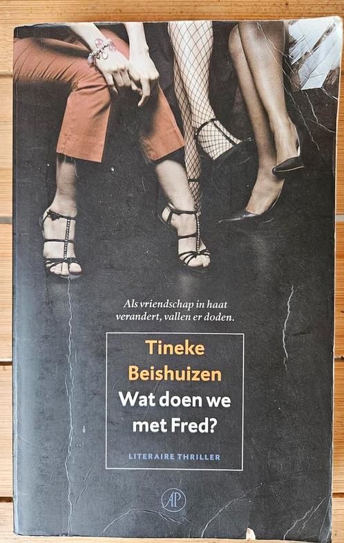 Tineke Beishuizen - Wat doen we met Fred?, Boeken, Literatuur, Zo goed als nieuw, Nederland, Ophalen of Verzenden