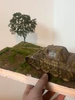 Plaat met tank en een boom wat gras, Hobby en Vrije tijd, Modelbouw | Overige, Ophalen of Verzenden