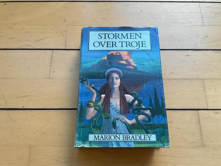 Stormen Over Troje - Marion Bradley, Boeken, Overige Boeken, Gelezen, Ophalen of Verzenden