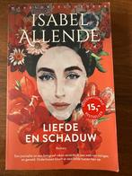 Liefde en Schaduw - Isabel Allende, Ophalen of Verzenden, Gelezen, Europa overig