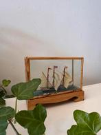 Miniatuur scheepje in glazen vitrine, Ophalen of Verzenden