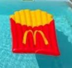 luchtbed nieuw in verpakking , in vorm van frietje van mcdon, Caravans en Kamperen, Ophalen of Verzenden, Nieuw