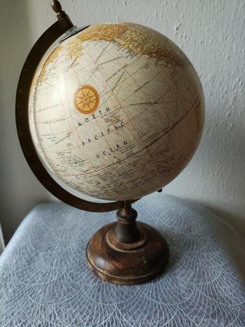 Mooie globe op houten voet  beschikbaar voor biedingen