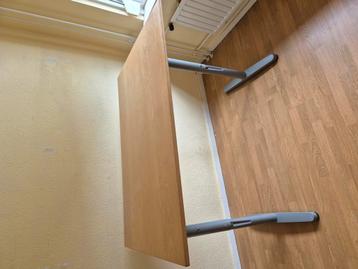 In hoogte verstelbaar buro beschikbaar voor biedingen