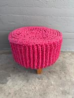 Leuke roze gehaakte poef, Huis en Inrichting, Banken | Voetenbanken en Poefen, Ophalen, Gebruikt, Rond, Minder dan 50 cm