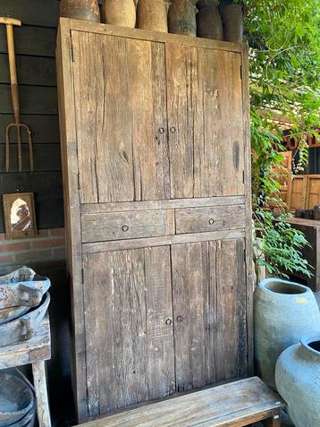 Stoere grote kast van Old Wood beschikbaar voor biedingen