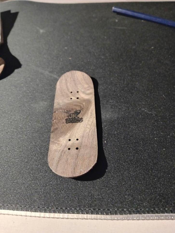 A wooden fingerboard 34mm, Hobby en Vrije tijd, Modelbouw | Auto's en Voertuigen, Nieuw, Overige typen, 1:50 of kleiner, Overige merken