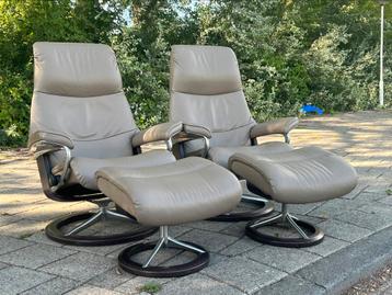 Stressless relax fauteuils met voetenbankjes beschikbaar voor biedingen