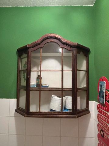 Antiek Hangend Vitrinekastje beschikbaar voor biedingen