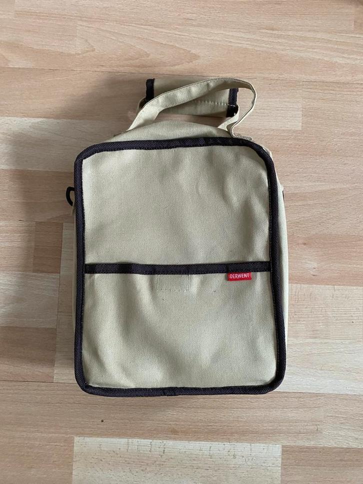 Derwent beige opbergtas etui carry all, Hobby en Vrije tijd, Tekenen, Zo goed als nieuw, Ophalen of Verzenden