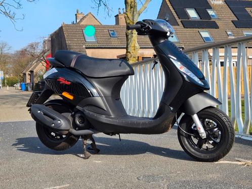 Piaggio zip 2022 Snor iGet e5 1821km € 1650 blauwe kenteken, Fietsen en Brommers, Scooters | Piaggio, Zo goed als nieuw, Zip, Ophalen
