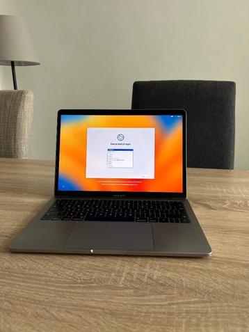 MacBook Pro 2017 13 inch spacegrijs beschikbaar voor biedingen