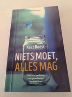 Kees Roest - Niets moet, alles mag, Boeken, Ophalen of Verzenden, Zo goed als nieuw, Kees Roest