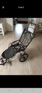 Oude poppenwagen met pop, waarvan het hoofd en handjes porse, Ophalen of Verzenden