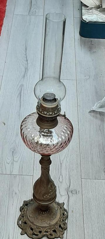 Bijzondere, antieke staande olielamp  80 cm.  hoog beschikbaar voor biedingen