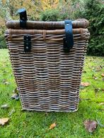 Vintage rieten mand met Deksel, Huis en Inrichting, Gebruikt, Mand, Ophalen of Verzenden, Riet