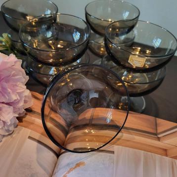 9 Stuks champagne glazen. Bruin rookglas. Luminarc vintage  beschikbaar voor biedingen