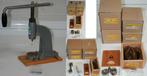 Astor knopenmachine met matrijzen en knopen, bieden va €210, Ophalen, Nieuw, Toebehoren, Overige merken