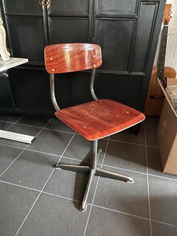 Vintage Houten Stoel beschikbaar voor biedingen