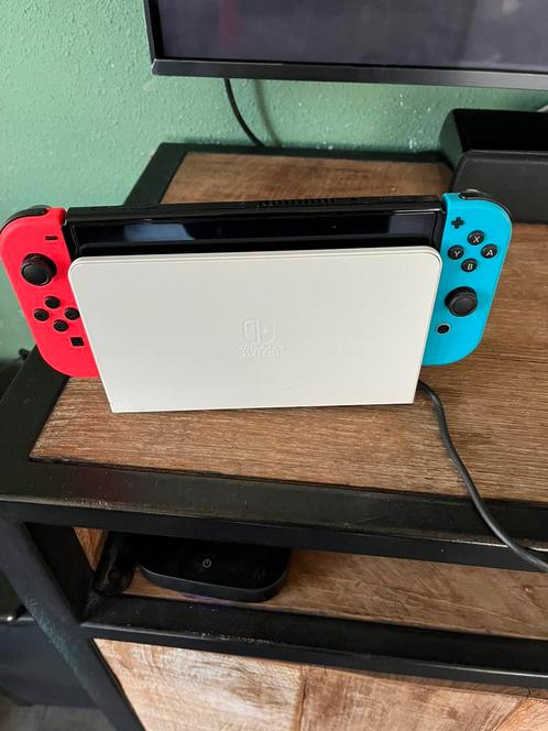 Switch OLED (White) + Super Mario Bros. Wonder + Online Indi, Spelcomputers en Games, Spelcomputers | Nintendo Switch, Zo goed als nieuw
