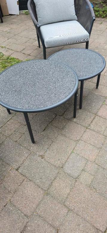 Twee tafeltjes voor buiten beschikbaar voor biedingen
