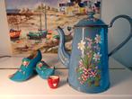 Franse blauwe koffiepot, dik opgelegde bloemenopdruk, Ophalen of Verzenden