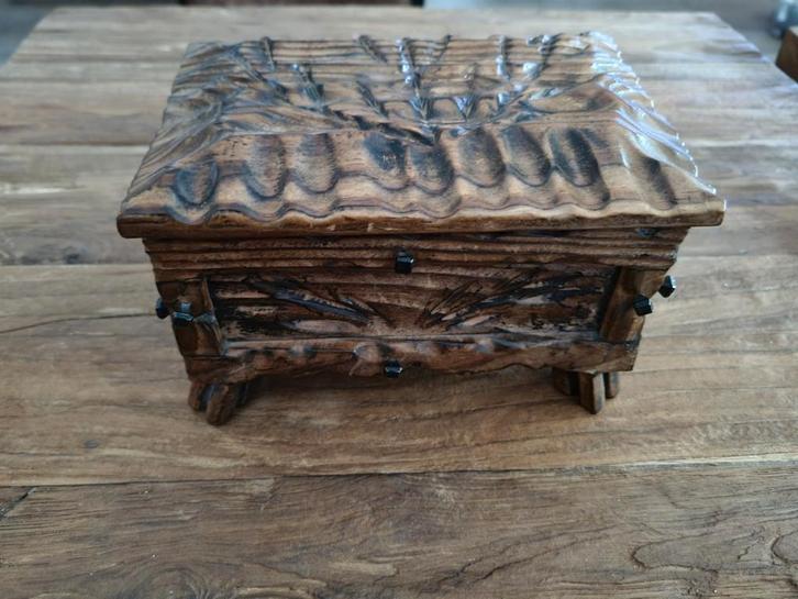Houten sieradendoosje met houtsnijwerk, Antiek en Kunst, Antiek | Woonaccessoires, Ophalen of Verzenden